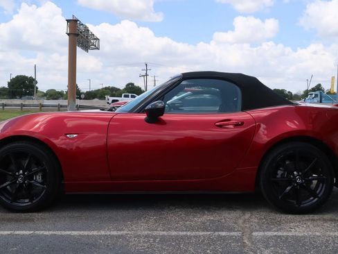 Used 2021 MAZDA MX-5 Miata Club RWD image 7