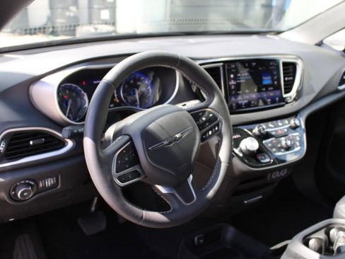 Used 2025 Chrysler Pacifica Select FWD image 32