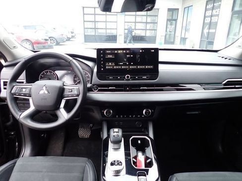 Used 2025 Mitsubishi Outlander SE image 19