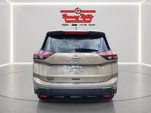 Used 2025 Nissan Rogue SV image 4