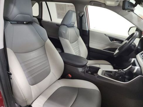 Used 2020 Toyota RAV4 XLE Premium FWD image 16