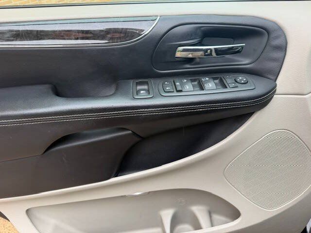Used 2012 Chrysler Town & Country Touring w/ Entertainment Group #1 FWD image 9