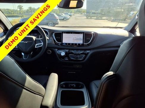 New 2026 Chrysler Pacifica Select image 6
