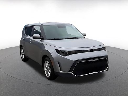 Used 2025 Kia Soul LX w/ LX Technology Package FWD image 3