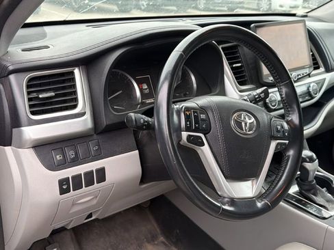 Used 2017 Toyota Highlander XLE image 13