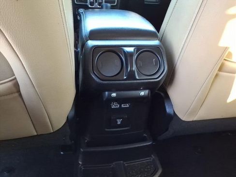 Used 2018 Jeep Wrangler Unlimited Sahara AWD/4WD image 15