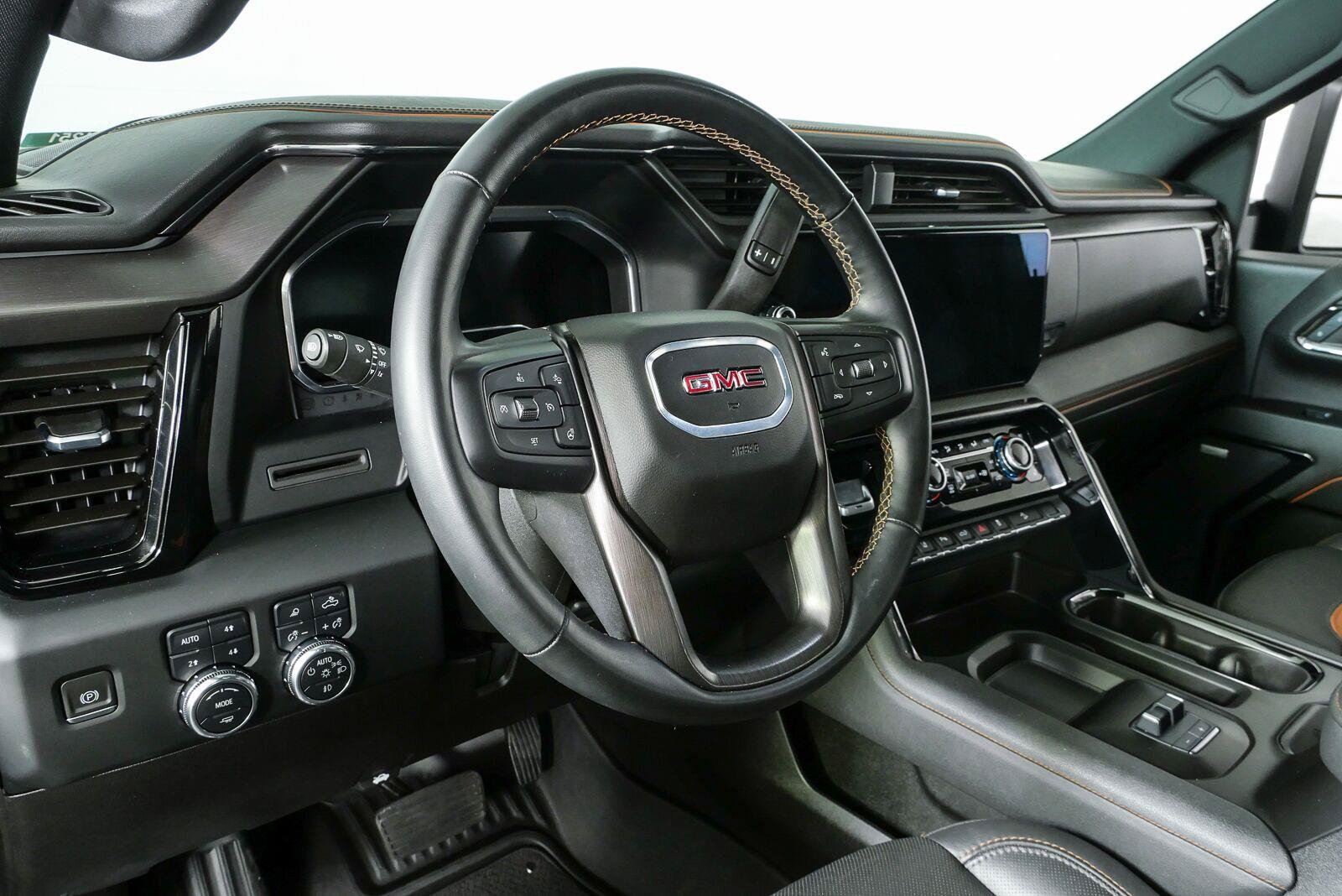 Used 2024 GMC Sierra 2500 AT4 w/ AT4 Preferred Package AWD/4WD image 4