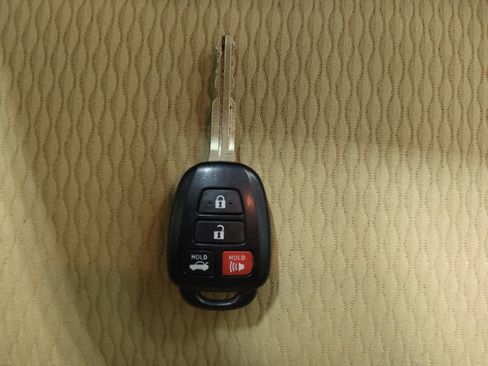 Used 2018 Toyota Corolla LE FWD image 32