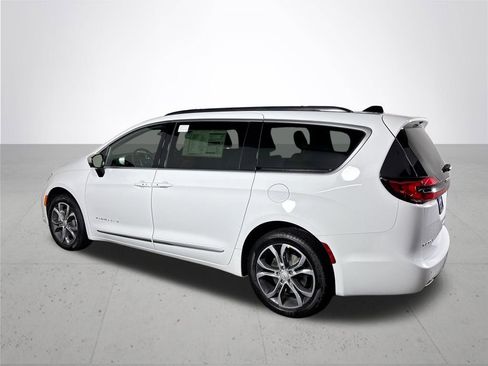 New 2026 Chrysler Pacifica Pinnacle w/ Trailer Tow Group AWD/4WD image 8