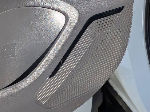 Used 2023 Toyota Venza Limited image 15