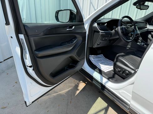 Used 2024 Jeep Grand Cherokee Altitude RWD image 10