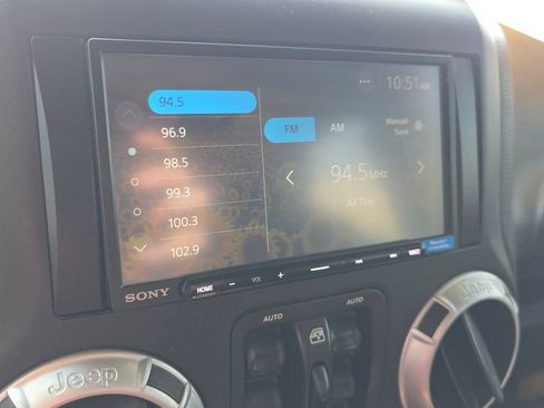 Used 2015 Jeep Wrangler Unlimited Rubicon w/ Connectivity Group AWD/4WD image 18