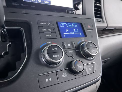 Used 2017 Toyota Sienna XLE Premium AWD/4WD image 17