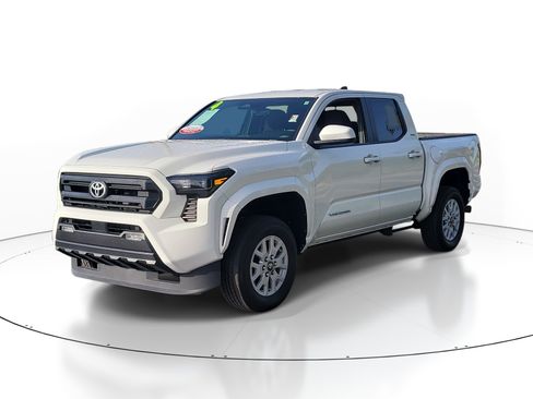 Certified 2024 Toyota Tacoma SR5 AWD/4WD image 3