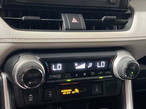 Used 2019 Toyota RAV4 XLE w/ Convenience Package FWD image 27