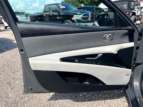 Used 2024 Hyundai Elantra Limited image 11