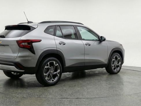 Used 2025 Chevrolet Trax LT w/ LT Convenience Package image 9