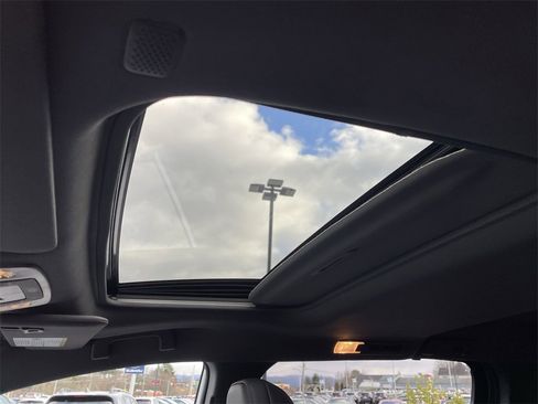 Used 2022 Toyota Sienna XSE image 10