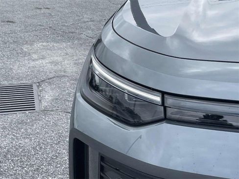 New 2025 Volkswagen Tiguan SE image 11