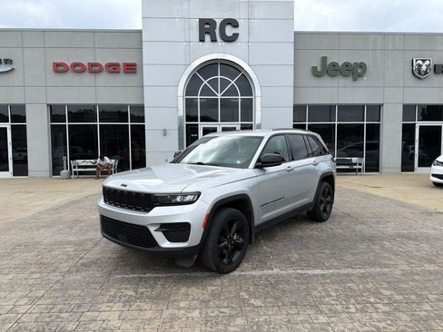 Used 2023 Jeep Grand Cherokee Altitude AWD/4WD image 4
