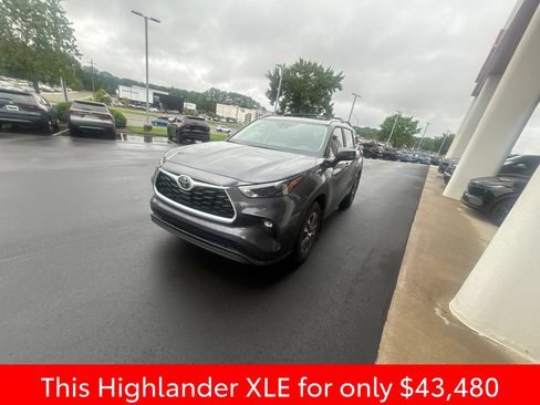 Used 2025 Toyota Highlander XLE FWD image 3