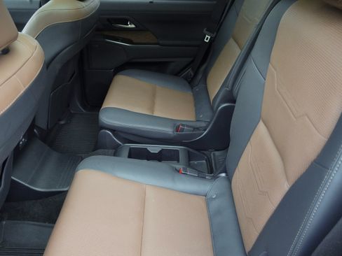 Used 2024 Lexus GX 550 w/ Accessory Package (Z1) AWD/4WD image 42