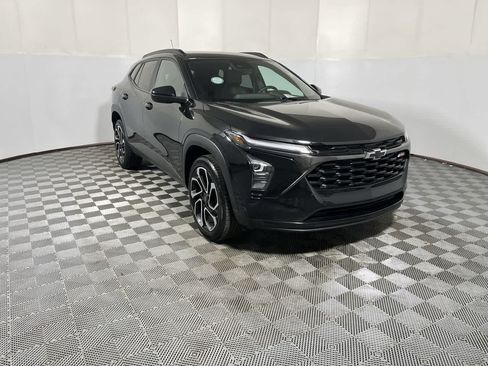 Used 2024 Chevrolet Trax RS w/ Driver Confidence Package FWD image 2