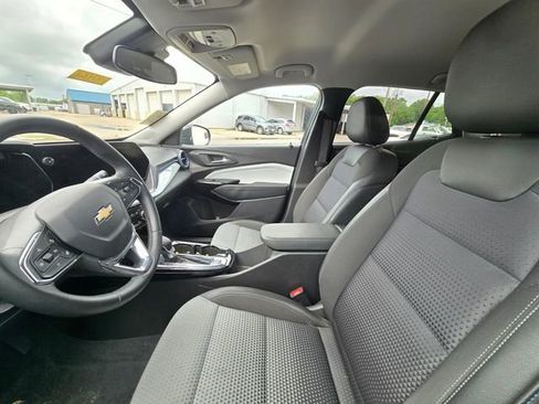 Used 2025 Chevrolet Trax LT w/ LT Convenience Package FWD image 12