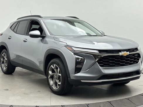 Used 2026 Chevrolet Trax LT FWD image 3