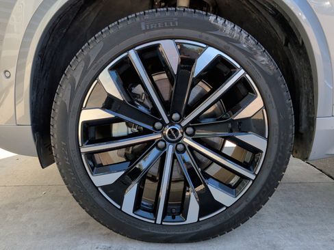 Used 2025 Volvo XC90 B6 Plus image 34