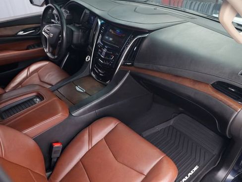Used 2018 Cadillac Escalade Premium Luxury RWD image 21