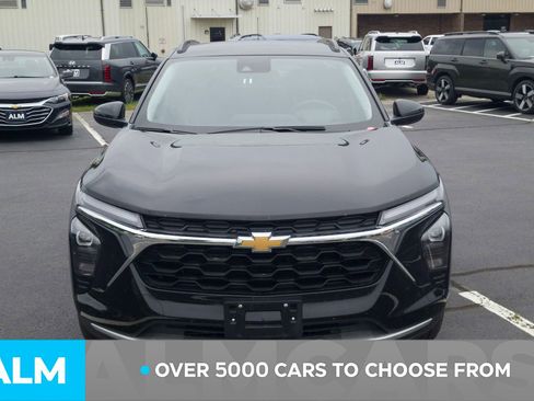 Used 2025 Chevrolet Trax LT w/ LT Convenience Package FWD image 3