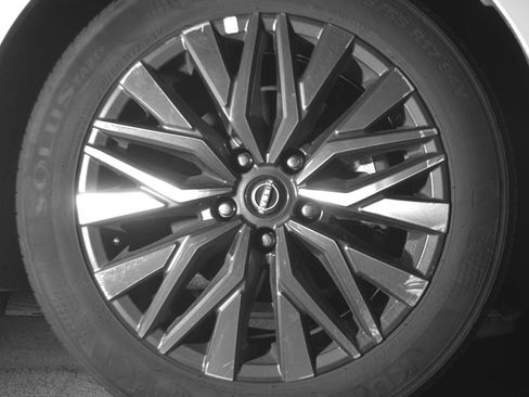Used 2025 Nissan Altima 2.5 SV FWD image 13