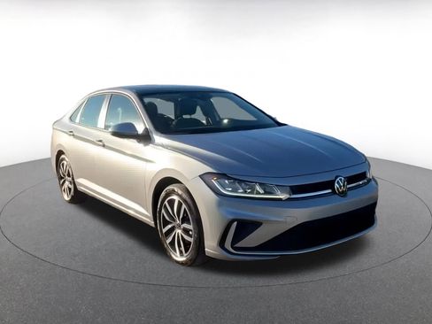 Used 2025 Volkswagen Jetta SE image 2