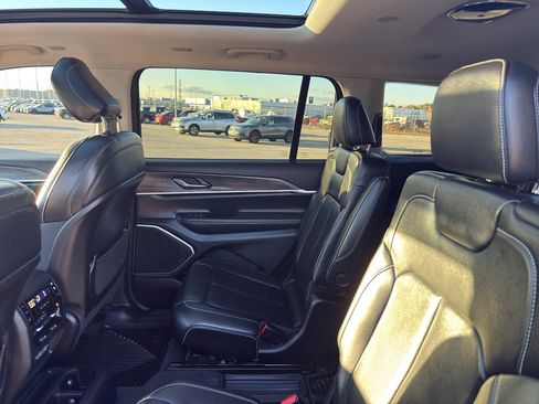 Used 2022 Jeep Grand Cherokee L Limited image 34