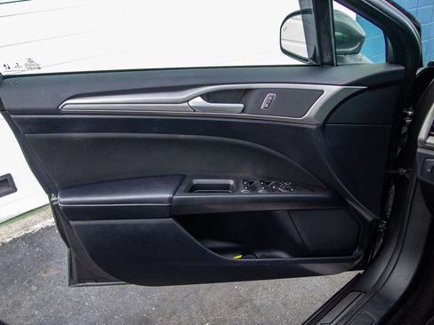 Used 2020 Ford Fusion SE FWD image 11