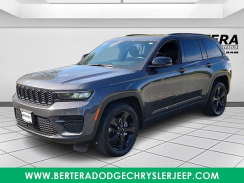 Used 2022 Jeep Grand Cherokee Altitude AWD/4WD image 3