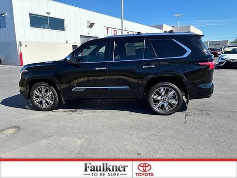 Used 2025 Toyota Sequoia Capstone AWD/4WD image 14