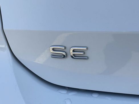 Used 2024 Volkswagen Taos SE FWD image 8