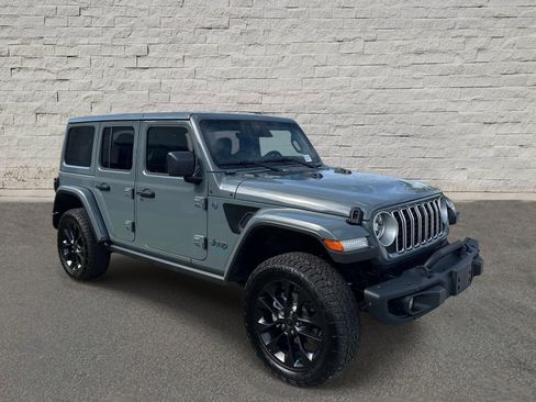 Used 2025 Jeep Wrangler Unlimited Sahara AWD/4WD image 7
