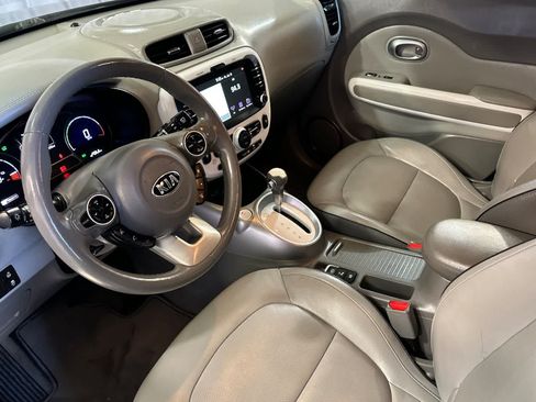 Used 2019 Kia Soul EV + FWD image 12