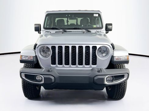 Used 2022 Jeep Gladiator Sport AWD/4WD image 2