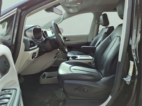 Used 2024 Chrysler Pacifica Touring-L FWD image 13