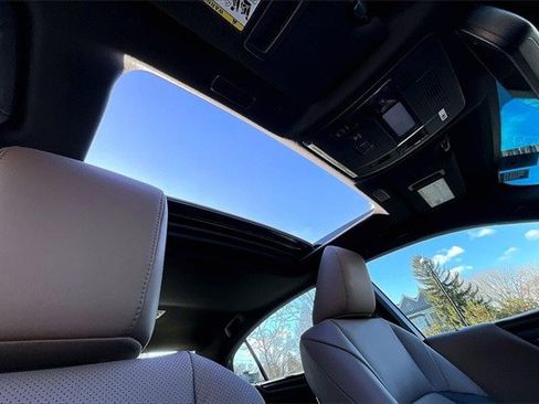 Used 2024 Lexus ES 300h w/ Premium Package image 30