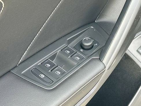 Used 2024 Volkswagen Tiguan SE w/ Panoramic Sunroof Package image 14