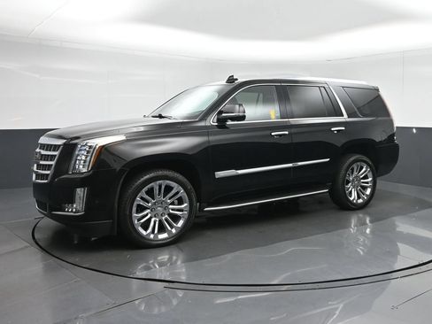 Used 2020 Cadillac Escalade Luxury w/ LPO, Radiant Package AWD/4WD image 3