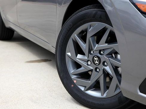 Used 2024 Hyundai Elantra SEL image 2