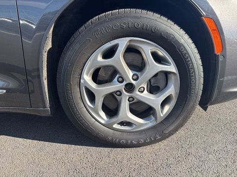 Used 2022 Chrysler Pacifica Limited w/ Uconnect Theater Family Group image 12