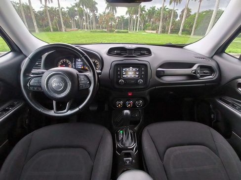 Used 2017 Jeep Renegade Altitude FWD image 10