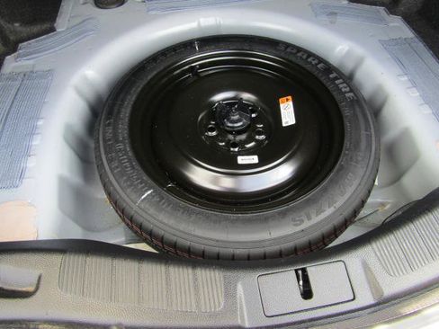 Used 2018 Ford Fusion SE FWD image 12
